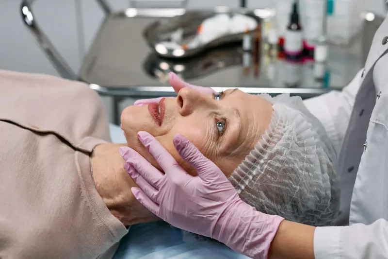 Yüz Germe Ameliyatı: Daha Genç Bir Görünüm İçin Neler Bilmelisiniz?